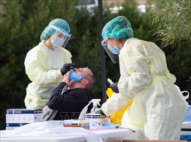 Trong ảnh: Nhân viên y tế lấy mẫu xét nghiệm COVID-19 tại Nicosia, Cyprus, ngày 19/11/2020. Ảnh: THX/TTXVN