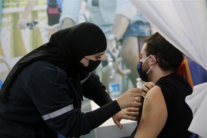 Trong ảnh: Tiêm vaccine ngừa COVID-19 cho người dân tại Tel Aviv, Israel ngày 1/2/2021. Ảnh: THX/TTXVN