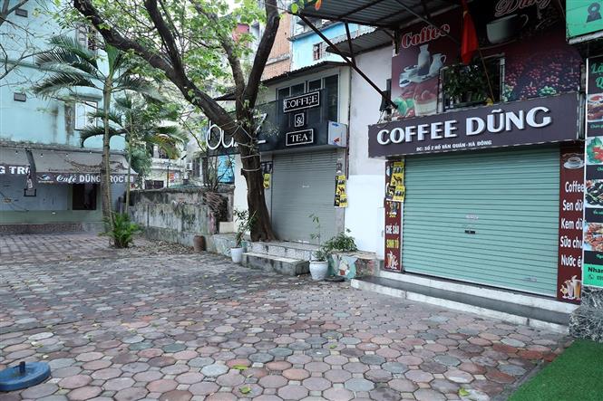 Trong ảnh: Các quán cà phê tại khu đô thị Văn Quán, quận Hà Đông đóng cửa để thực hiện phòng chống COVID-19 (ảnh chụp lúc 8 giờ 50 phút). Ảnh: Phan Tuấn Anh - TTXVN