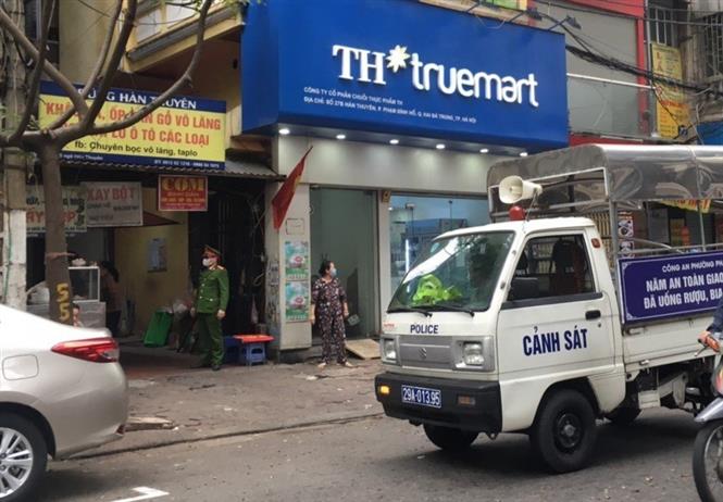 Công an phường Phan Chu Trinh, quận Hoàn Kiếm đi kiểm tra, đề nghị các hộ kinh doanh đóng cửa quán ăn đường phố, trà đá, cà phê. Ảnh: Doãn Tấn - TTXVN
