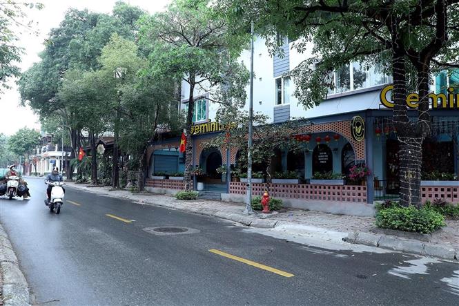  Các quán cà phê tại khu đô thị Văn Quán, quận Hà Đông đóng cửa để thực hiện phòng chống COVID-19 (ảnh chụp lúc 8 giờ 50 phút). Ảnh: Phan Tuấn Anh - TTXVN