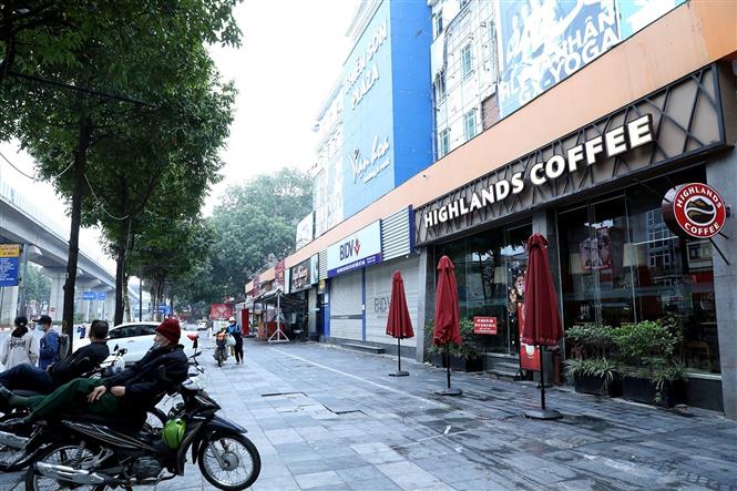 Quán cà phê trên phố Quang Trung, quận Hà Đông đóng cửa để thực hiện phòng chống COVID-19 (ảnh chụp lúc 8 giờ 44 phút). Ảnh: Phan Tuấn Anh - TTXVN