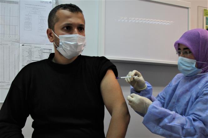 Nhân viên y tế tiêm vaccine phòng COVID-19 cho người dân tại Tripoli, Liban, ngày 15/2/2021. Ảnh: THX/ TTXVN
