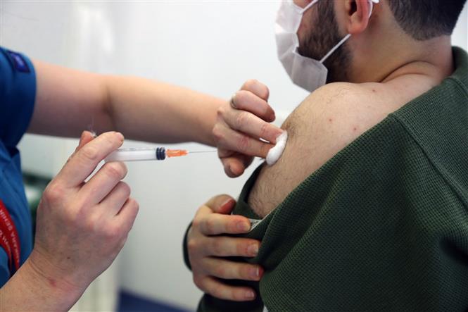 Nhân viên y tế tiêm vaccine phòng COVID-19 cho người dân tại Ankara, Thổ Nhĩ Kỳ, ngày 14/2/2021. Ảnh: THX/ TTXVN