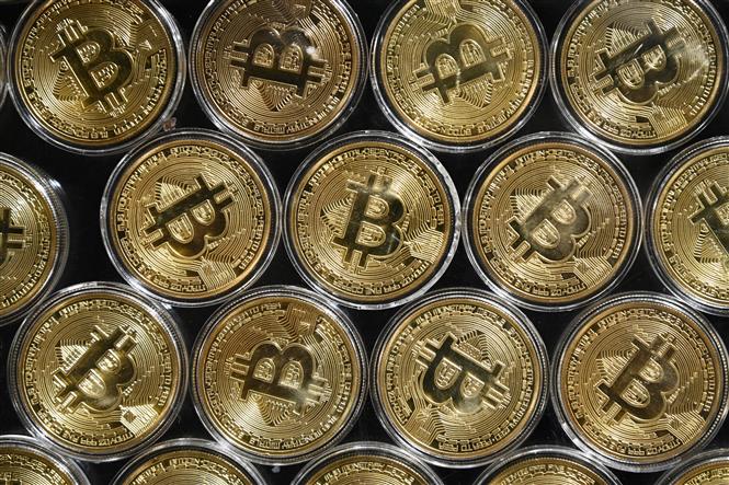 Trong ảnh: Đồng tiền điện tử Bitcoin. Ảnh: AFP/ TTXVN