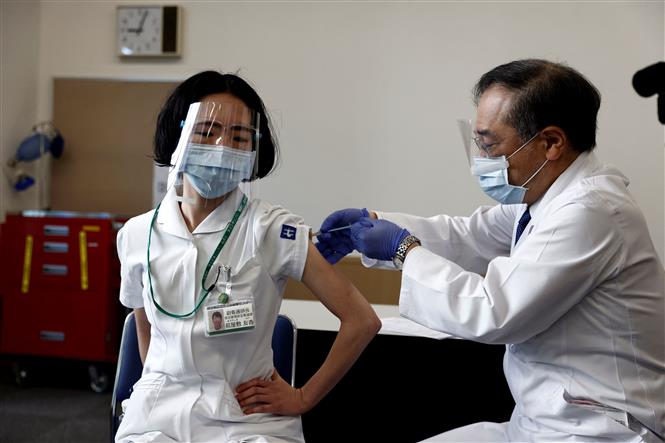 Trong ảnh: Một nhân viên y tế được tiêm vaccine ngừa COVID-19 tại Tokyo, Nhật Bản ngày 17/2/2021. Ảnh: AFP/TTXVN