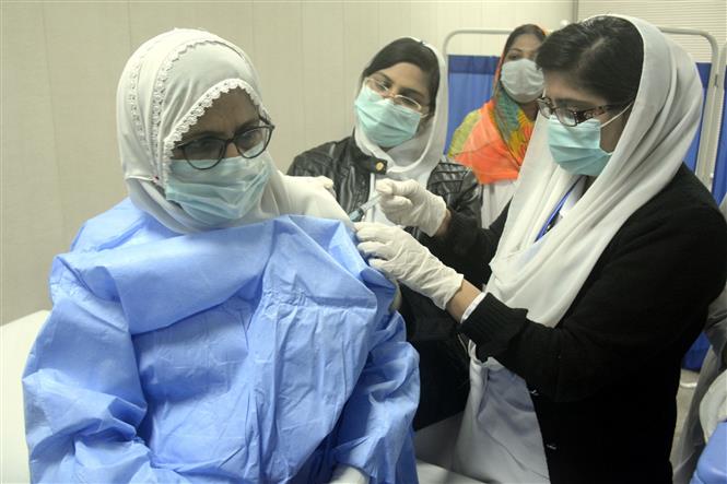  Tiêm vaccine ngừa COVID-19 cho một nhân viên y tế tại Lahore, Pakistan ngày 3/2/2021. Ảnh: THX/TTXVN