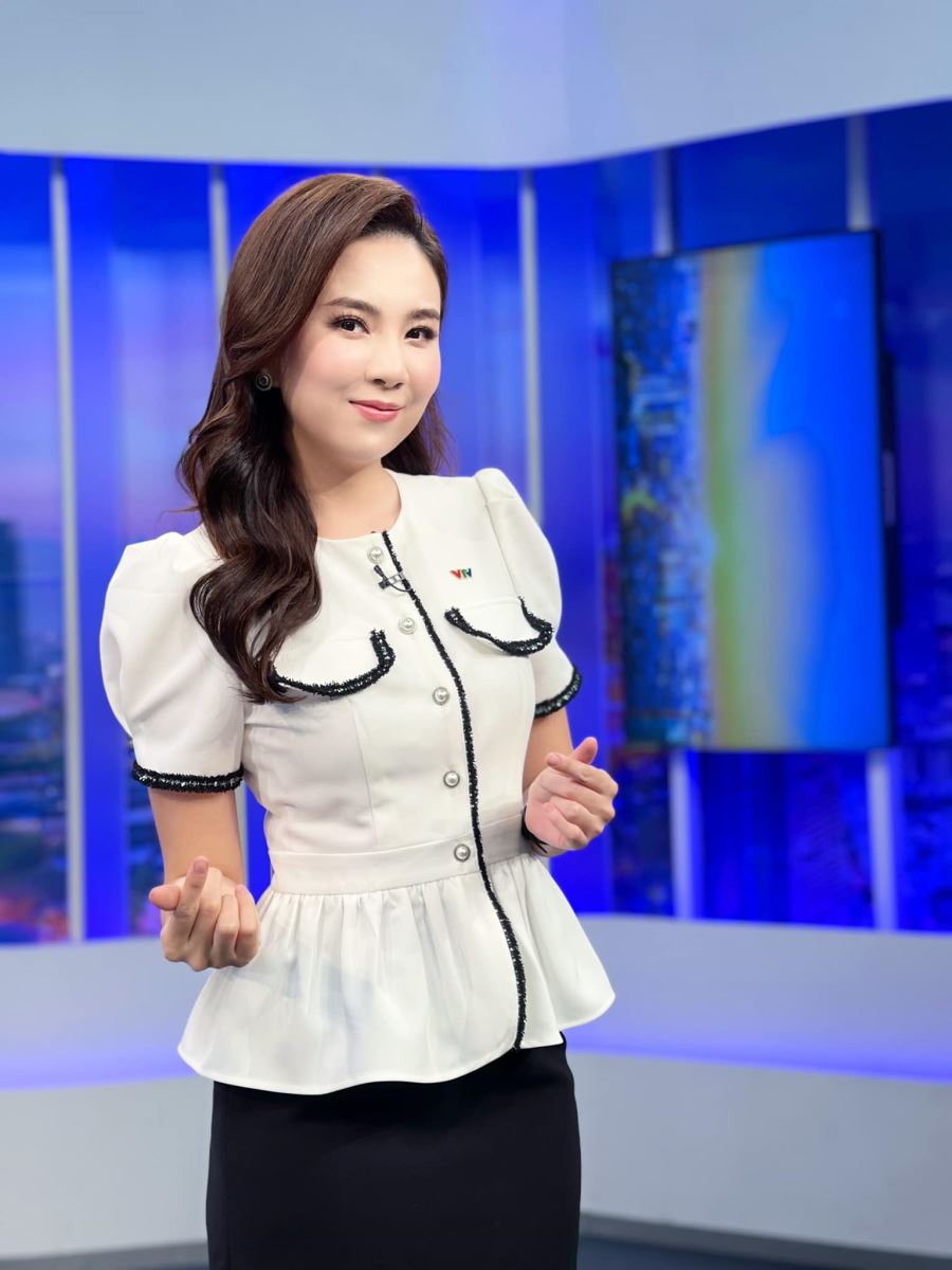 Chuyện tình MC VTV, MC xinh nhất VTV, MC Mai Ngọc xinh nhất VTV, MC Mai Ngọc dẫn bản tin Việt Nam hôm nay, MC thời tiết Mai Ngọc, Mai Ngọc, MC Mai Ngọc và chồng đại gia