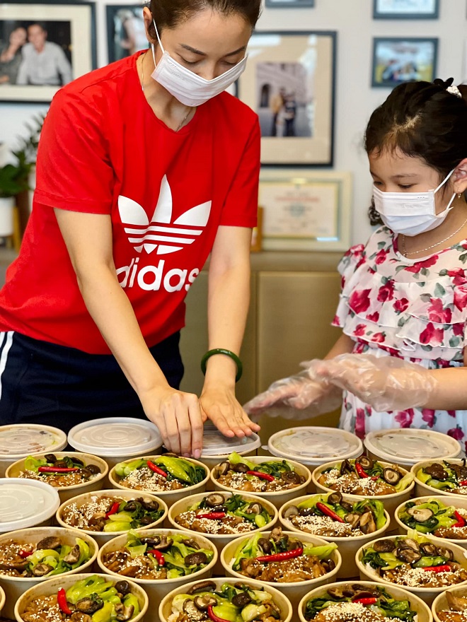 Cường Đôla vào bếp vì bà con vùng dịch, Cường Đôla làm bánh mì chả cho bà con vùng dịch, Suchin theo ba mẹ vào bếp vì bà con vùng dịch, bánh mì chả tặng bà con vùng dịch