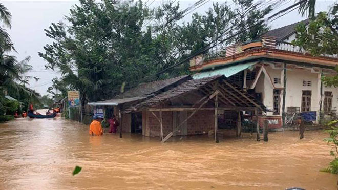 Phú Yên: Mưa lũ gây thiệt hại nặng, đã có 4 người tử vong, hơn 28.000 ngôi nhà bị ngập lụt