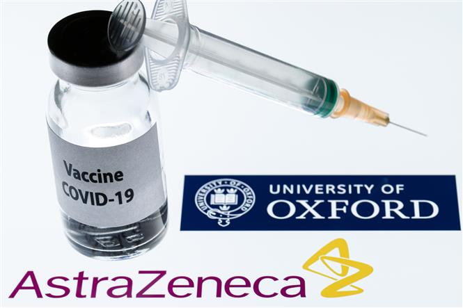 Trong ảnh: Vaccine ngừa COVID-19 do Công ty dược phẩm và chế phẩm sinh học đa quốc gia AstraZeneca phối hợp với Trường đại học Oxford của Anh phát triển. Ảnh: AFP/TTXVN