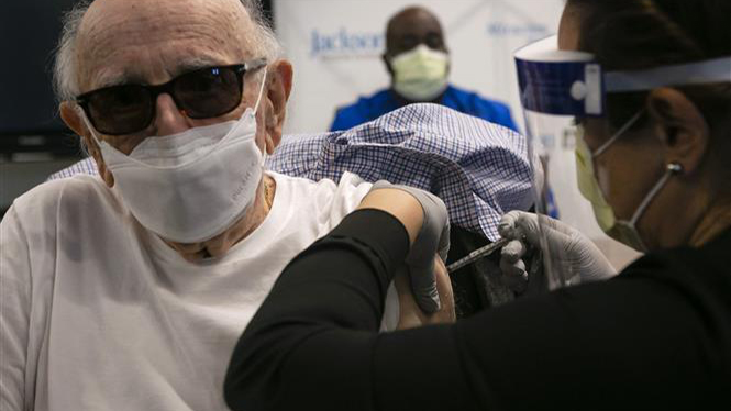 Pfizer đề nghị Mỹ cấp phép tiêm liều vaccine Covid-19 thứ 4 cho người trên 65 tuổi