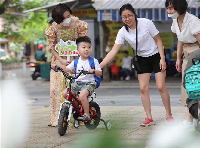 ngày đầu bé tới trường, trẻ mầm non Hà Nội, trẻ mầm non Hà Nội ngày đầu đi học, mầm non đến trường, ngày đầu trẻ mầm non đến trường, ngày đầu trẻ mầm non Hà Nội đi học