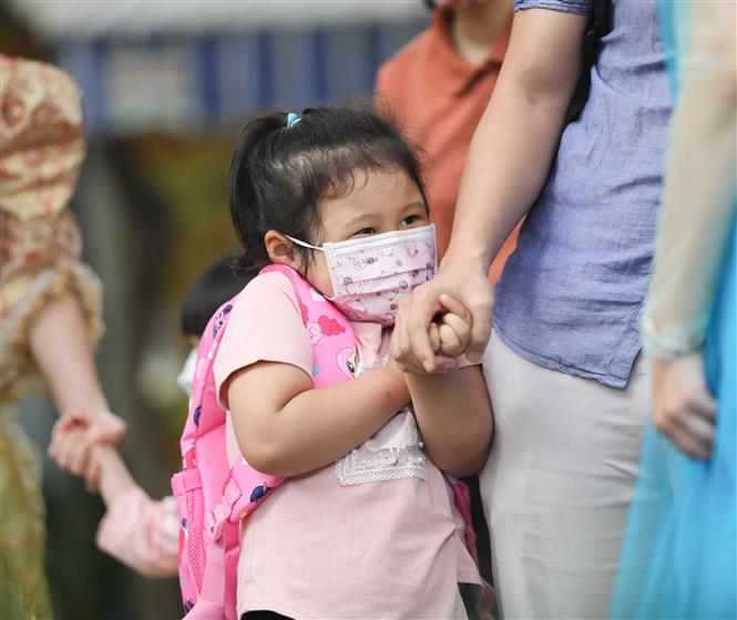 ngày đầu bé tới trường, trẻ mầm non Hà Nội, trẻ mầm non Hà Nội ngày đầu đi học, mầm non đến trường, ngày đầu trẻ mầm non đến trường, ngày đầu trẻ mầm non Hà Nội đi học