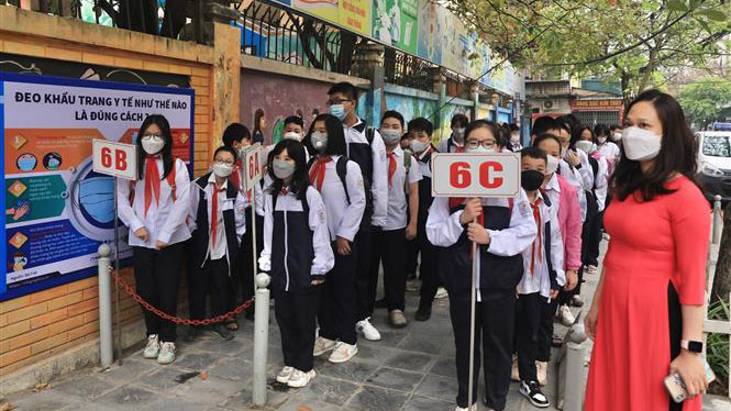 Học sinh tiểu học, lớp 6 Hà Nội náo nức tới trường học trực tiếp