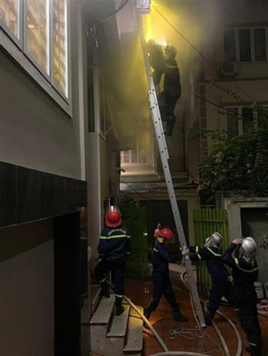 giải cứu 4 người bị kẹt trong đám cháy, cháy nhà, cháy nhà ở Hà Nội, cứu người, giải cứu người bị kẹt trong đám cháy, đám cháy, bị kẹt trong đám cháy, giải cứu 