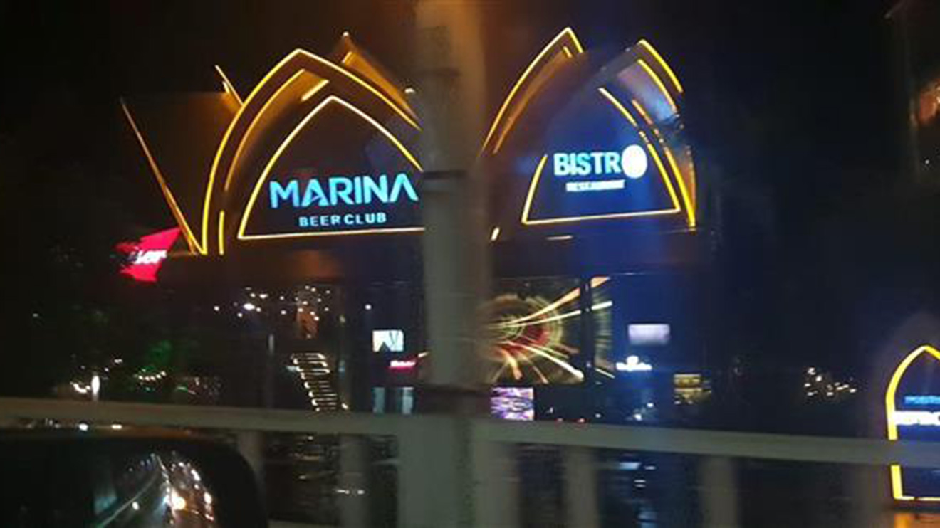 Marina Coffee & Beer Club , An Giang, trình diễn phản cảm
