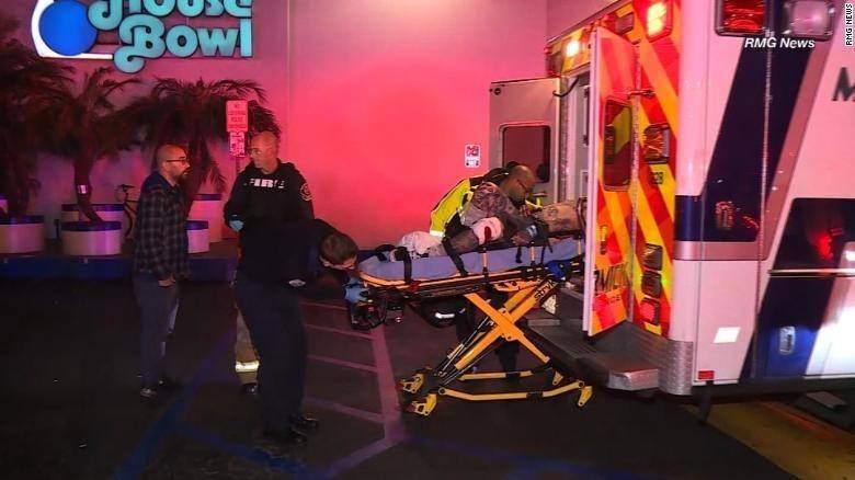 Chuyển nạn nhân bị thương tại hiện trường vụ xả súng ở Torrance, California, Mỹ ngày 5/1/2019. Ảnh: CNN/ TTXVN