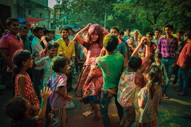 Lễ hội Holi trong MV Đừng buông tay