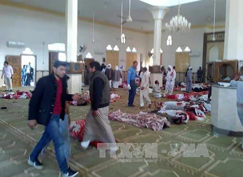 Thi thể các nạn nhân tại hiện trường vụ đánh bom đền thờ Al Rawda ngày 24/11. Ảnh: AFP/TTXVN