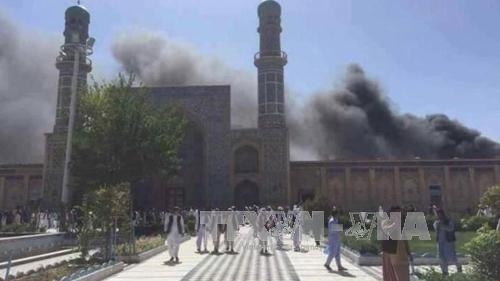 Khói bốc lên nghi ngút tại hiện trường vụ tấn công đền thờ Al Rawdah ngày 24/11. Ảnh: Terris/TTXVN