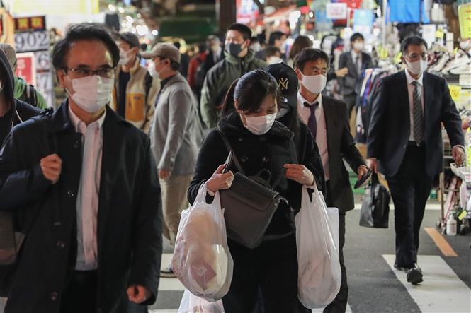  Người dân đeo khẩu trang phòng lây nhiễm COVID-19 tại Tokyo, Nhật Bản, ngày 12/11/2020. Ảnh: THX/ TTXVN