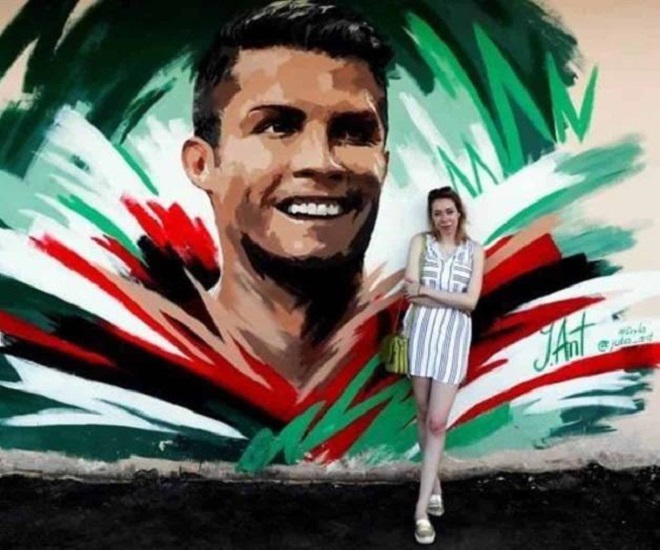 Bên lề World Cup: Bích họa chân dung Ronaldo ngoài sân Saransk