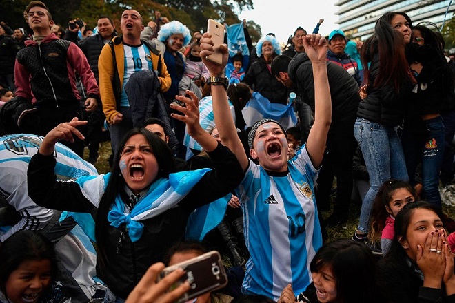 Bên lề World Cup: Fan Argentina rực sáng tại Saint Petersburg