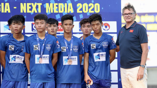 'Phù thủy trắng' Troussier gọi 40 cầu thủ lên U17 Việt Nam