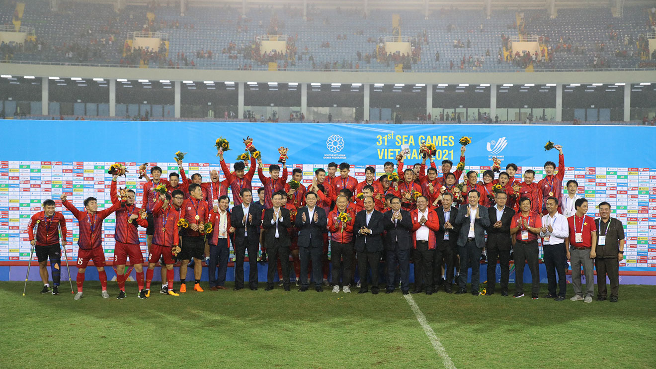 VIDEO: U23 Việt Nam hát Quốc ca đầy xúc động khi nhận HCV SEA Games