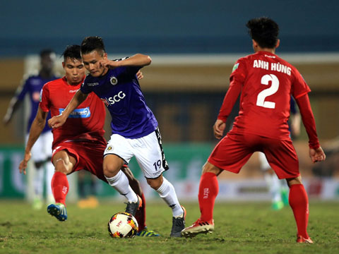 Quang Hải mở màn V-League 2018 không ấn tượng như cách lập cú đúp vào lưới Than Quảng Ninh vòng 1 V-League 2017. Ảnh: VPF