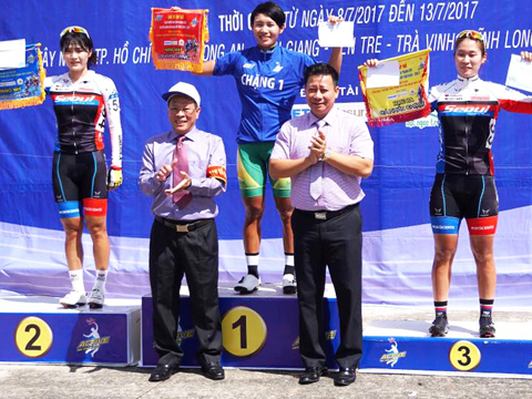 Vượt qua 2 tay đua Hàn Quốc, Nguyễn Thị Thật thắng chặng đầu tiên giải xe đạp nữ tranh Cúp Truyền hình An Giang 2017. Ảnh: Quốc Tài