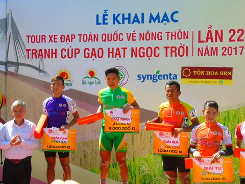 Quàng Văn Cường thắng chặng đầu tiên Tour xe đạp toàn quốc Về nông thôn An Giang 2017. Ảnh: Quốc Tài