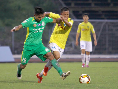 Hà Nội (vàng) của Thành Lương đã mất ngôi đầu sau trận hòa 1-1 trên sân Cần Thơ. Ảnh: Nguyễn Thảo