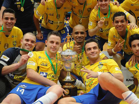Lukaian (giữa) vô địch Nam Mỹ cùng ĐTQG Brazil 