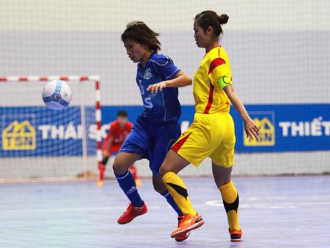 Dù được đầu tư bài bản nhất futsal nữ Việt Nam hiện tại nhưng không dễ cho Quận 8 (xanh) lên ngôi vô địch giải này. Ảnh: Quang Liêm