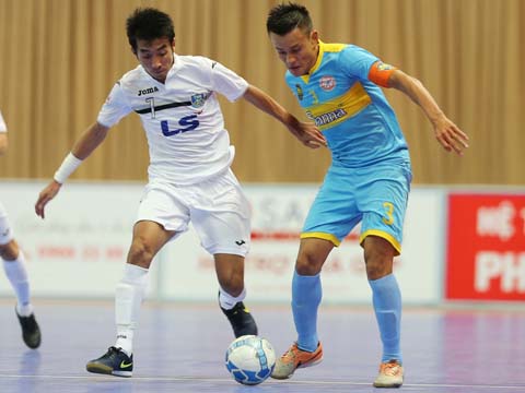 Cầu thủ kỳ cựu Phùng Trọng Luân (trắng) ghi đến 4 bàn thắng vào lưới Sanna Khánh Hòa đưa Thái Sơn Nam vững vàng trên ngôi đầu. Ảnh: Quang Thắng