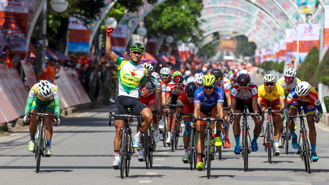 Tuyển thủ quốc gia lần thứ 3 thắng chặng giải xe đạp HTV 2018