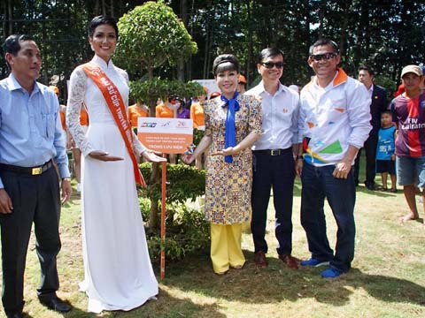 Hoa hậu H'Hen Niê cùng BTC cuộc đua trồng cây lưu niệm trên mảnh đất lịch sử. Ảnh: BM
