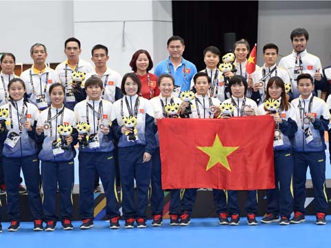 Đội tuyển nữ futsal Việt Nam nhận HCB SEA Games 29. Ảnh: QT