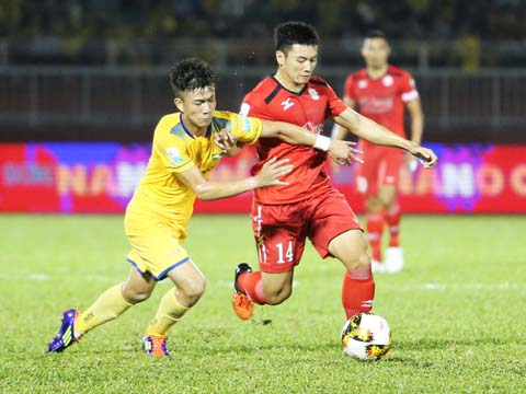 Văn Thuận (đỏ) sẽ giúp TP.HCM đi tiếp khi đối thủ chỉ là đội hạng Nhất Đồng Tháp. Ảnh: LG