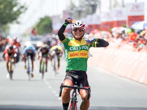 Tay đua 18 tuổi Trần Tuấn Kiệt ăn mừng ở đích đến khi lần đầu làm nên lịch sử cho bản thân ở giải xe đạp lớn nhất đất nước. Ảnh: QL