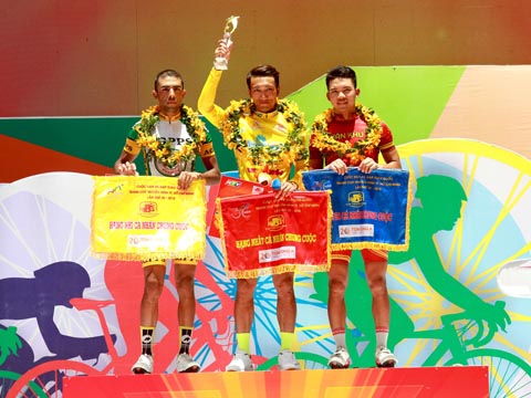 Nguyễn Thành Tâm lần đầu tiên hoàn thành ước nguyện mặc Áo vàng danh giá cuộc đua lớn nhất đất nước. Ảnh: QL