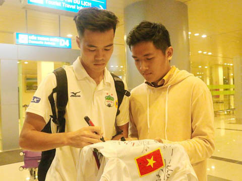 Văn Toàn ký tặng CĐV ở sân bay Cần Thơ. Ảnh: Minh Trung