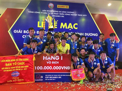 Nhà vô địch mùa giải 2017 Bình Hòa Tân Phước Khánh nhận hơn 100 triệu đồng tiền thưởng