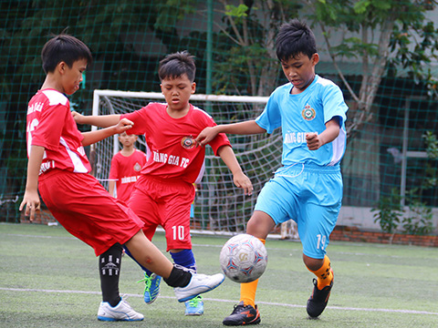 Đội Tân Phú (đỏ) vượt qua Bình Thạnh trong trận chung kết để đoạt chức vô địch lứa tuổi U13. Ảnh: ĐV