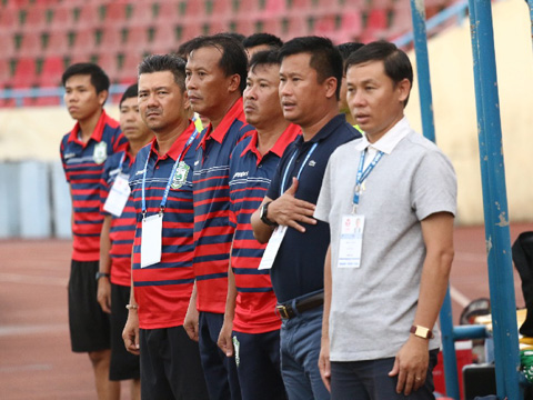 GĐĐH Nguyễn Thanh Danh (phải) khẳng định CLB đã giải quyết dứt điểm tiền nong cho các cầu thủ dù họ phủ nhận điều này. Ảnh: VPF