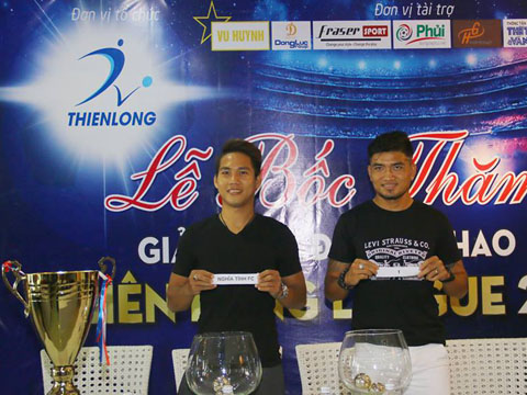 Hai cựu tuyển thủ Long Giang và Quốc Anh bốc thăm thi đấu