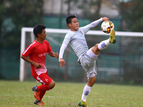Cầu thủ của Sài Gòn Nguyễn Quốc Long trong màu áo Nghĩa Tình. Ảnh: Đình Viên