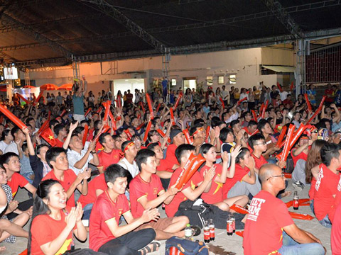 Hàng ngàn CĐV có mặt ở Nhà văn hóa Thanh niên TP.HCM cổ vũ cho U23 Việt Nam tối 27/8. Ảnh: Hà Hiệp